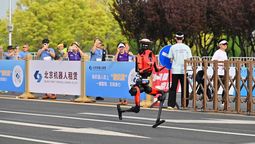 altText(Sorprendente: Medio Maratón de Robots Humanoides refleja los avances de China en innovación tecnológica)}