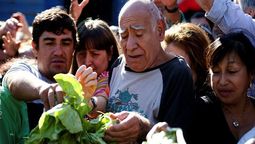 altText(Filas de 200 metros por comida en pleno centro de Buenos Aires)}