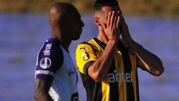 altText(Fénix le aplicó la ley penal a Peñarol y le ganó)}