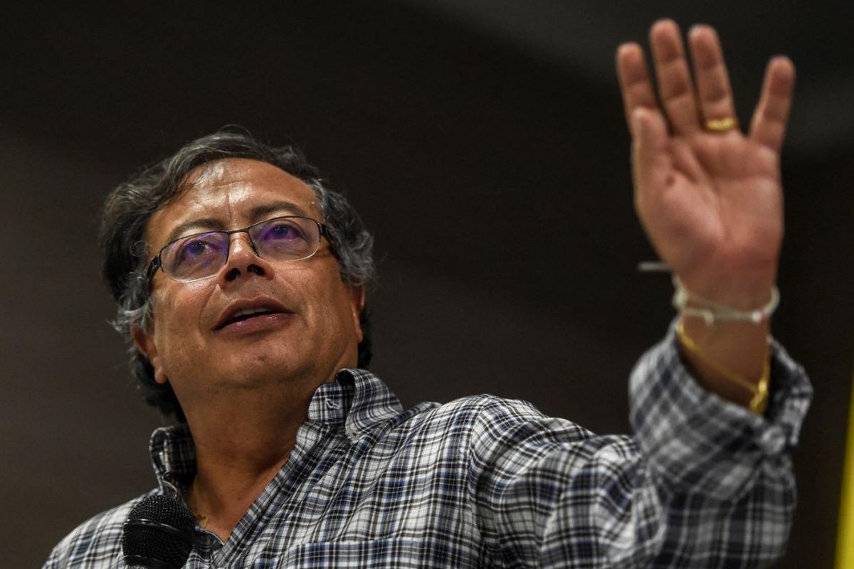 Petro planteará un cese al fuego multilateral en Colombia.