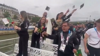 ¿Por qué la delegación argelina lanzó flores al Sena durante la ceremonia inaugural de los JJOO?