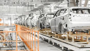 Crece diferendo entre EEUU y UE: Trump anuncia arancel de 25% a autos europeos
