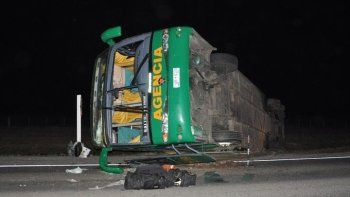 Un ómnibus volcó en Flores y hay 15 personas lesionadas