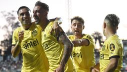 altText(Peñarol derrotó 2-0 a Wanderers por la fecha 12 del Clausura)}