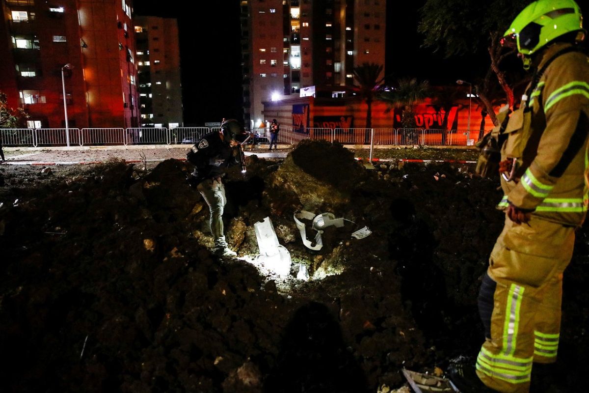 Policías y bomberos inspecciona zona del ataque.