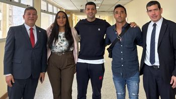 Futbolistas Rodrigo Popi Muñoz y Juan Manuel Salgueiro junto a sus abogados.