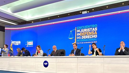 Juristas del mundo contra la guerra.