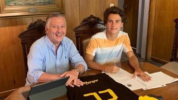 Facundo Pellistri firmó por tres años con Peñarol