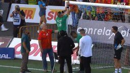 altText(Insólito: Un golero reclamó por un arco más grande que el otro y pasó lo inesperado)}