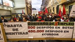 altText(Ecuador: Organizaciones sociales se declaran en movilización permanente por despidos en el sector público)}