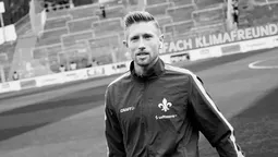 altText(Futbolista alemán falleció tras caer al vacío desde una aerosilla)}