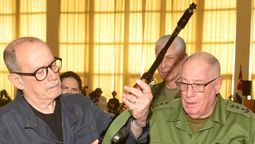 Ministro de las Fuerzas Armadas de Cuba le entrega el fusil a Silvio Rodríguez.