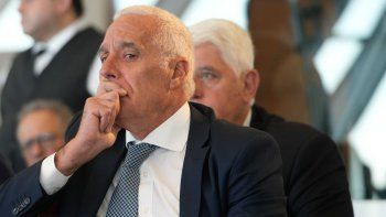 Negro: La tarjeta amarilla y roja las tiene el presidente de la República