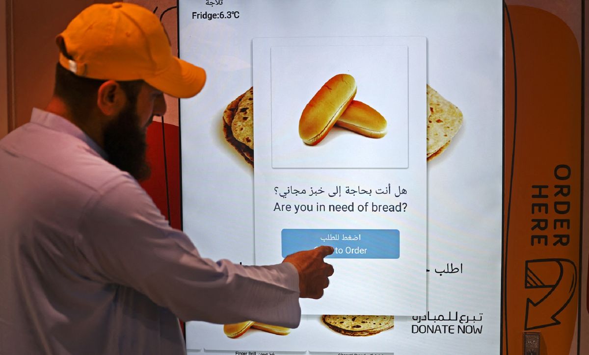 Dispensador de pan gratis para los más pobres en Dubai