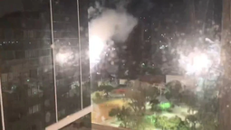 altText(Hinchas de Botafogo lanzaron pirotecnia para alterar el descanso de Peñarol)}