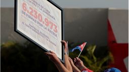 Cubanos firmaron por la paz y contra el bloqueo.