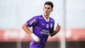 El argentino Renzo Giampaoli y otros zagueros están en la carpeta de Peñarol.