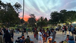 altText(Celebración tradicional colombiana iluminó el Parque Rodó)}