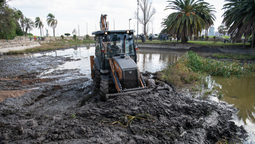 altText(Intendencia inició limpieza del lago Cachón en el Parque Rodó)}