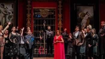 Ensayos de La bella Helena, con actores y actrices de la&nbsp;Comedia Nacional, el elenco de cantantes líricos, el coro, el grupo de danza, maestros internos y traspuntes en el&nbsp;Teatro Solís &nbsp;