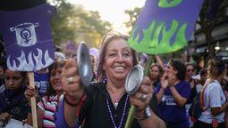 altText(Cada 100 pesos que gana un hombre, una mujer percibe 78.4)}