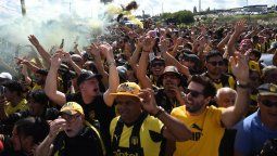 altText(Proyectil rompió vidrio del ómnibus de Nacional)}