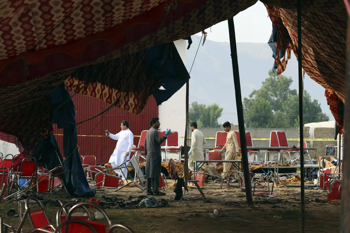 Investigadores pakistaníes inspeccionan el lugar del atentado suicida.