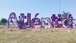 altText(Feministas denuncian amenaza con la Ley de Faltas por pintar letras de Atlántida)}