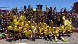 altText(Peñarol bicampeón femenino en fútbol de cancha)}