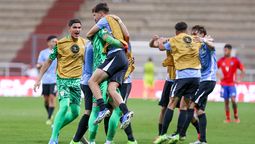 altText(Uruguay consiguió un triunfo agónico en su debut)}