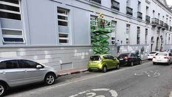 Balacera en la puerta del Hospital Maciel: Policía busca a los autores de los disparos