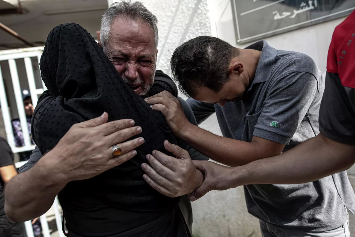 Palestinos lloran a sus muertos.