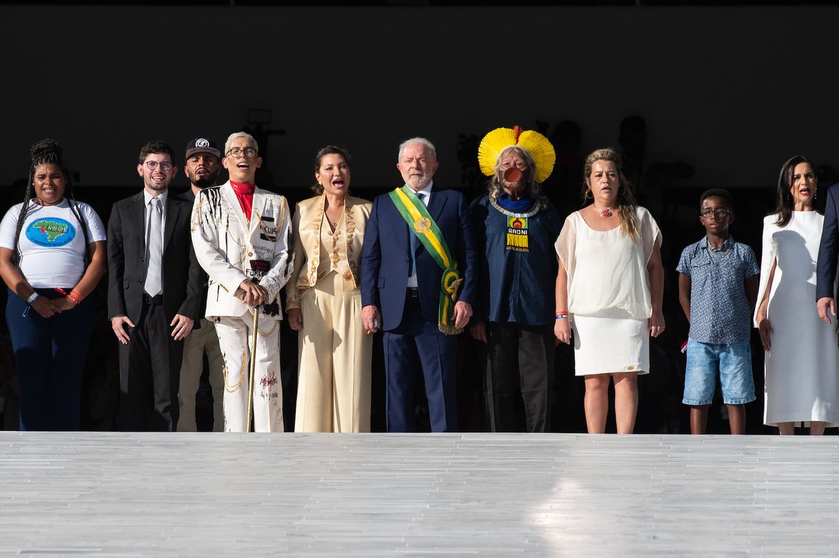Representantes del pueblo brasileño entregaron la banda presidencial a Lula.