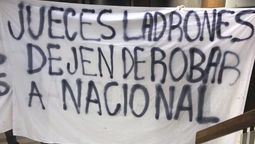 altText(Los árbitros pararon el fútbol por los insultos de parciales de Nacional en la AUF)}