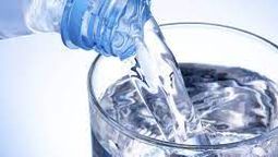 altText(Explotó consumo de agua mineral y falta en algunos lugares)}