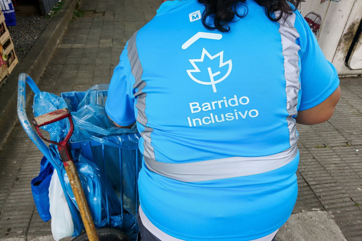 Sorteo del programa Barrido Inclusivo de la Intendencia de Montevideo.  En la foto: Barrendera del programa Barrido Inclusivo de la Intendencia de Montevideo