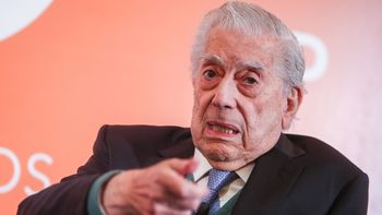 Vargas Llosa durante su visita a Montevideo en 2022.