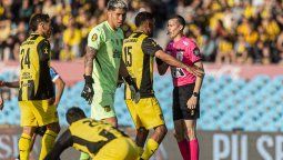 altText(Peñarol: preocupa la fuerte contractura que sufrió Cortés de cara a las finales)}