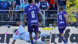 altText(Leodán González: la insólita explicación del árbitro para no sacarle tarjeta a Maxi Gómez)}