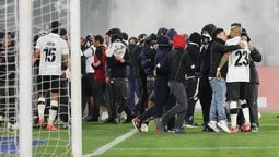 altText(Terrible: dos hinchas de Colo Colo murieron en avalancha previa al partido por Libertadores)}