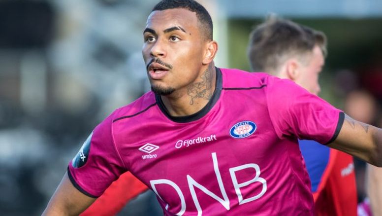 Llegó Felipe Carvalho y firmó