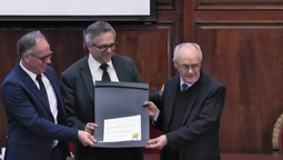 altText(Universidad entregó doctorado Honoris Causa a Rafael Guarga)}