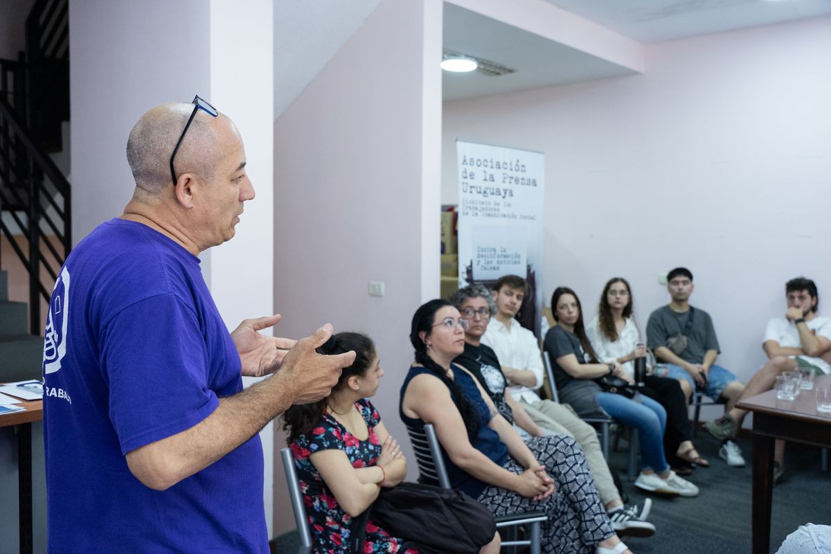 Rody Olivera, presidente de APU, durante asamblea con trabajadoras y trabajadores de M24.