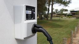 altText(Nuevos puestos de carga para los 2400 vehículos eléctricos del país)}