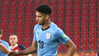 Ronald Araujo debió ser sustituido por mareos y terminó en el hospital