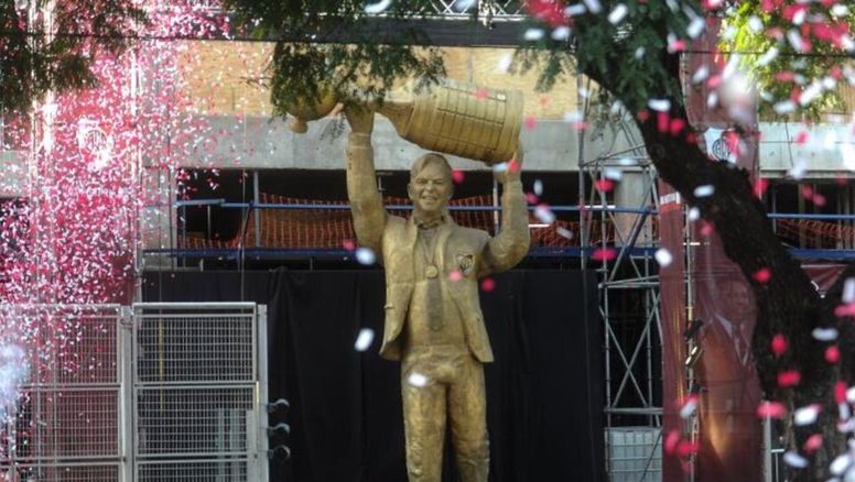 ¿Por qué la estatua de Marcelo Gallardo resalta sus genitales?