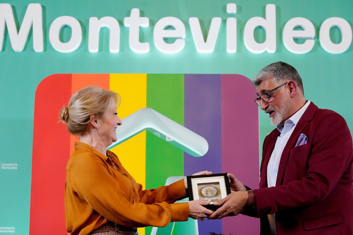 Fernando Frontán recibe de manos de Carolina Cosse el reconocimiento de Montevideo.