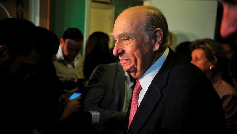No nos mientas más , Julio María