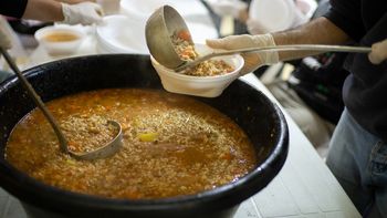 Por semana se sirven tres estadios centenarios de platos en ollas y merenderos