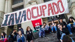 altText(Docentes y funcionarios de Secundaria paran en apoyo al IAVA)}